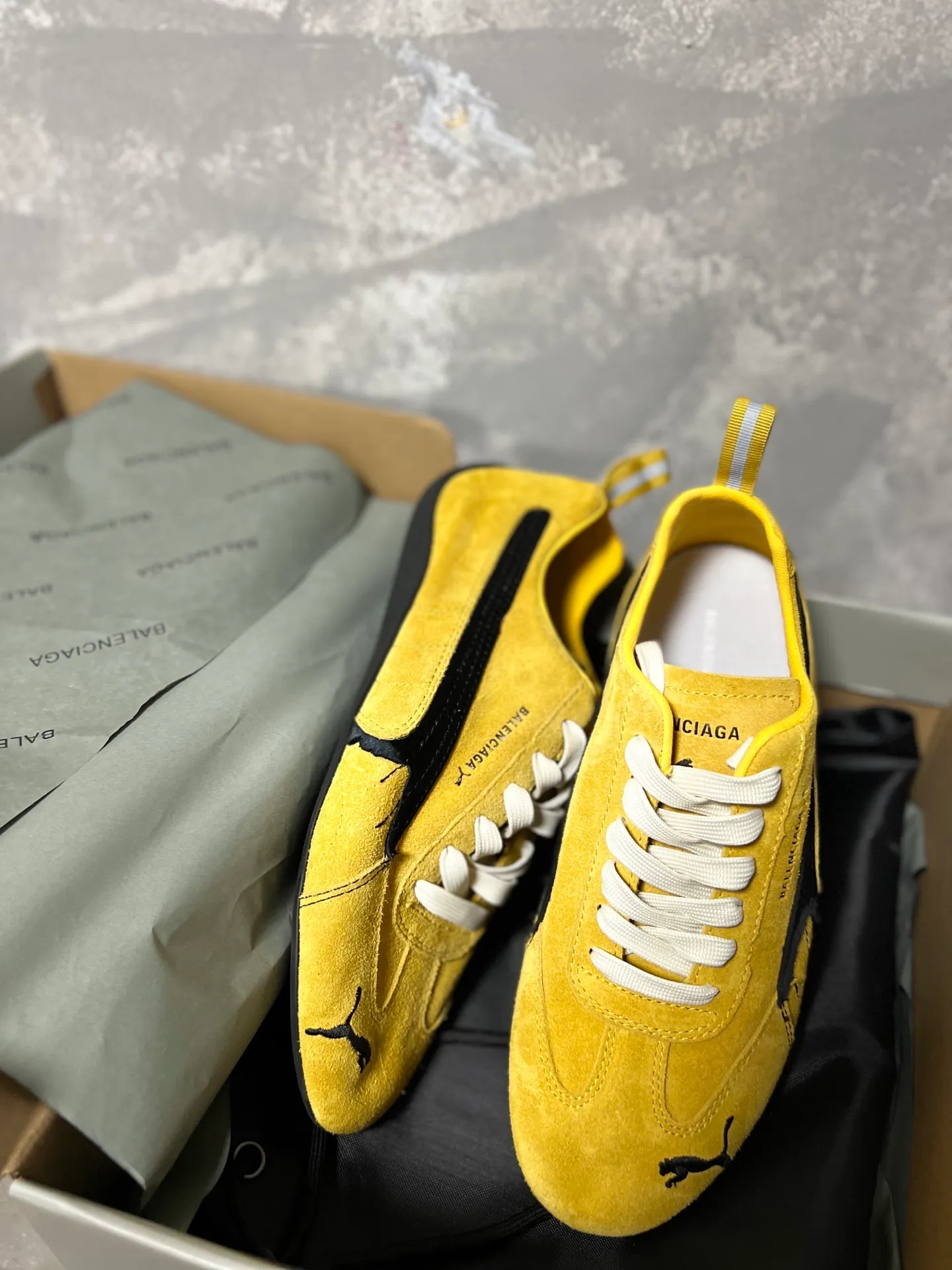 👟👟Ex-factory price 480👟👟 PUMA co-branded Balenciaga: Who knows! This pair of distressed and war-damaged Speedcats are so good-looking. The thin-soled sneakers have been upgraded to 2.0, which destroys the aesthetics of the street. More than half of the classic PUMA stripes on the side of the shoes have been "violently torn". The distressed treatment has a sense of ruined art, and it becomes the focus of the street in seconds! Hot stamping double logo + gold foil size mark on the heel, the details give a high-end feel Code number: 35-44 (45 customized)
